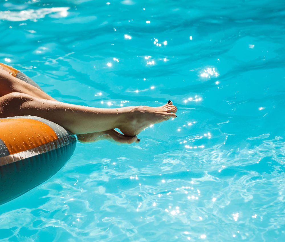 fechar-foto-das-pernas-da-mulher-na-piscina fechar-foto-das-pernas-da-mulher-na-piscina