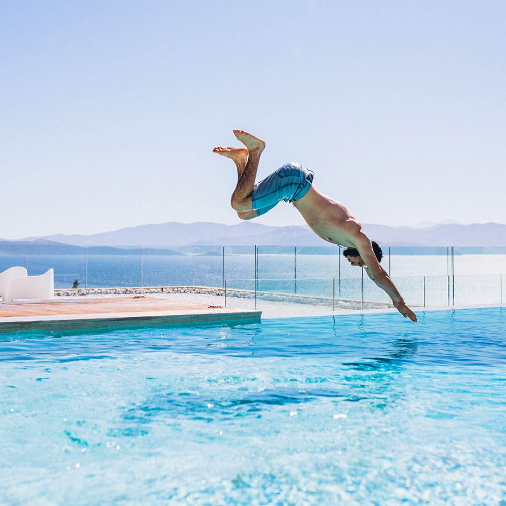 homem-jumpinhg-em-piscina homem-jumpinhg-em-piscina